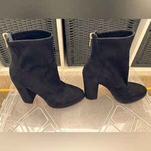 Guess black high boots size runs small, it’s a 9 1/2 but feels like a 9.